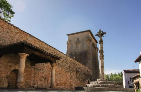 Torreón de Fernán González junto con el Crucero