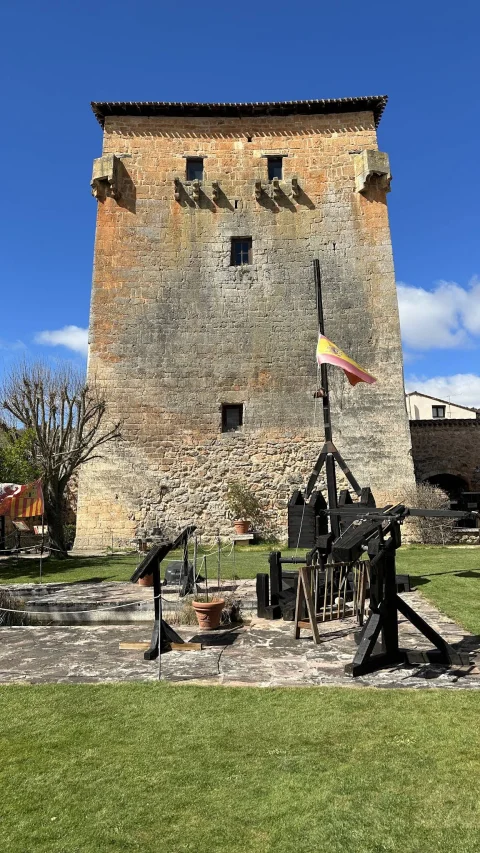 Torreón y catapulta
