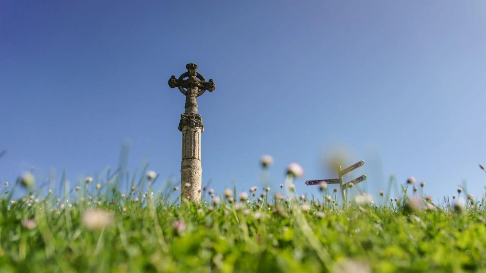 Crucero frente al Archivo del Adelantamiento de Castilla