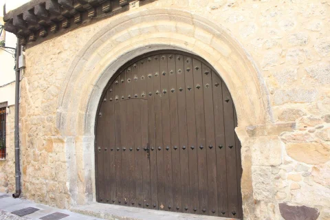 Puerta del antiguo palacete