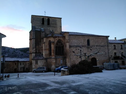 Iglesia de San Pedro amaneciendo helada