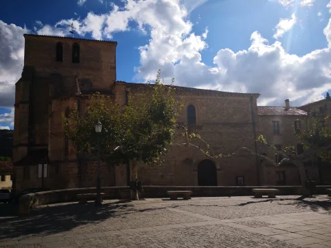 Otra vista de la fachada de la Iglesia de San Pedro