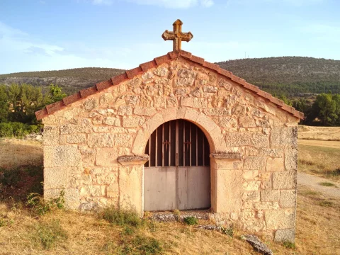 Vista de la fachada frontal de la ermita