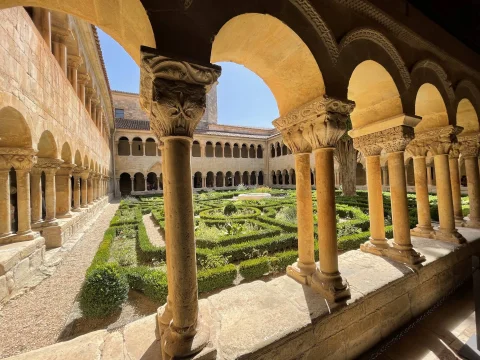 Arquerías del Claustro Bajo Románico, el jardín central y el claustro alto