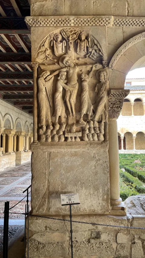 Relieve del Descendimiento de la Cruz (Primer Maestro de Silos, siglo XI)