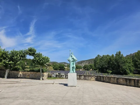 Vista centrada del homenaje a Santo Domingo de Silos