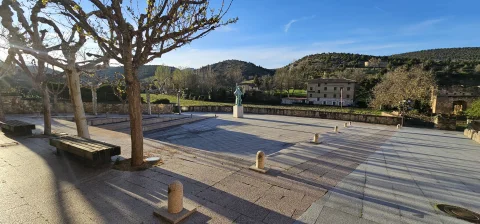 Vista general de la plaza del monumento