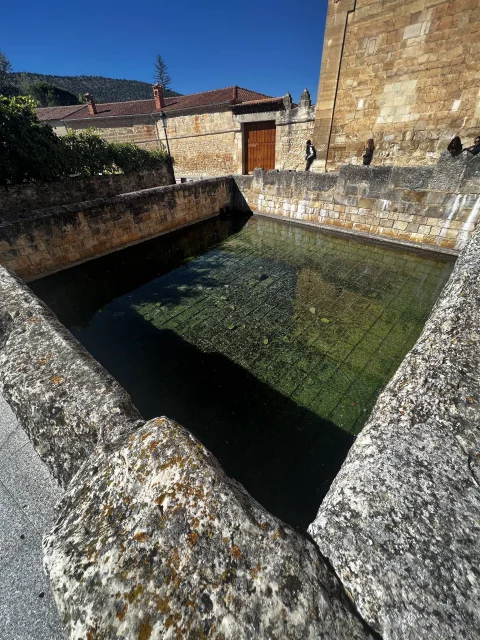 Gran estanque pilón de agua cristalina