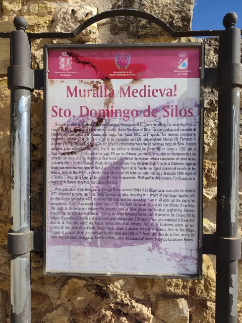 Letrero de información sobre la muralla medieval