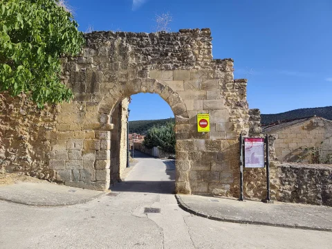 Vista frontal de la muralla medieval