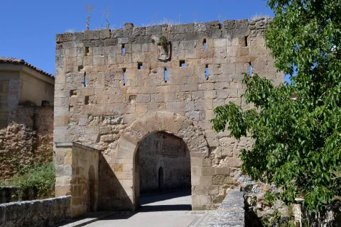 Fachada frontal de la puerta de la muralla