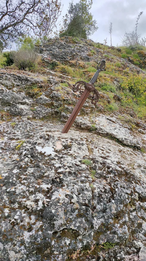 La espada Tizona anclada en la roca