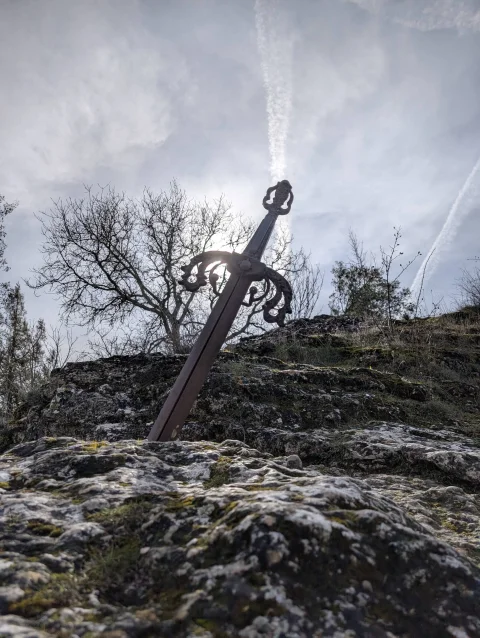 Primer plano a contraluz de la espada del CId Campeador