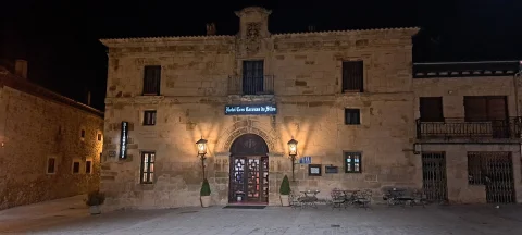 Edificio histórico del hotel de noche