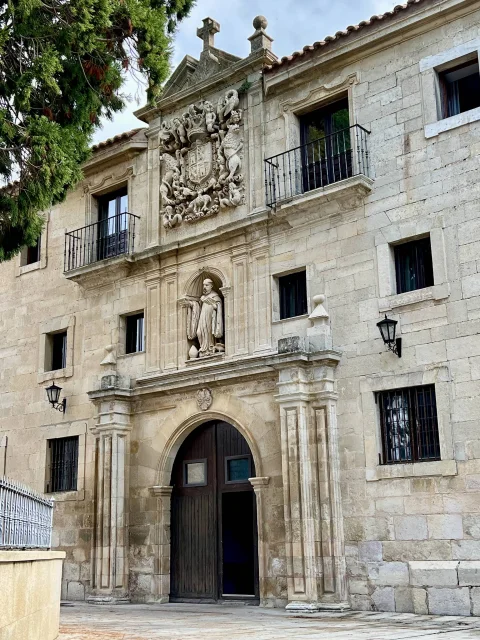 Fachada principal y Portada de acceso al Monasterio