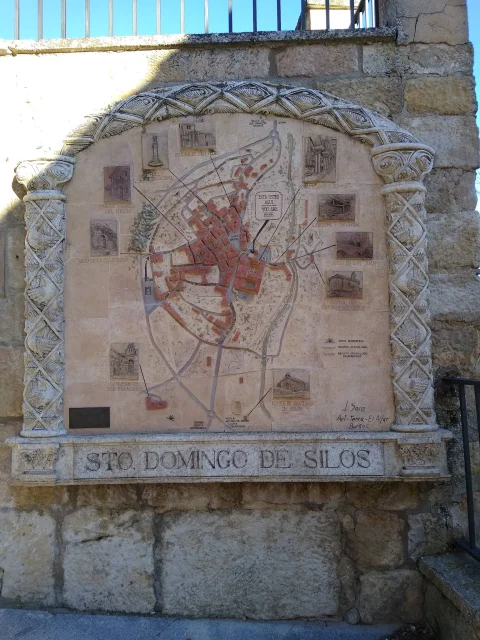 Mural cerámico y mapa en relieve del casco histórico de Santo Domingo de Silos