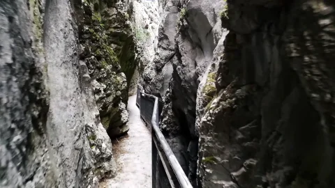 Desfiladero de La Yecla - Cavidad super estrecha entre rocas