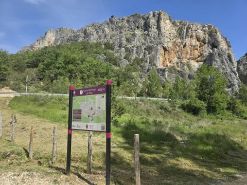Entorno Natural y Desfiladero de La Yecla - Peña Cervera al fondo