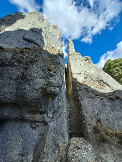 Estrecha garganta y paredes verticales de roca caliza en el Desfiladero de La Yecla