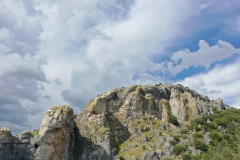 Formaciones rocosas y crestas calizas de Peñas de Cervera en el entorno del Desfiladero de La Yecla