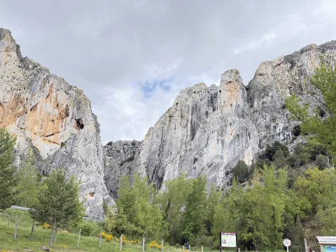 Paredes calizas y entrada natural al Desfiladero de La Yecla en Peñas de Cervera