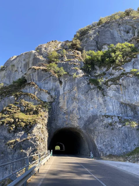 Túnel excavado en la roca de la carretera BU-910 en el Desfiladero de La Yecla