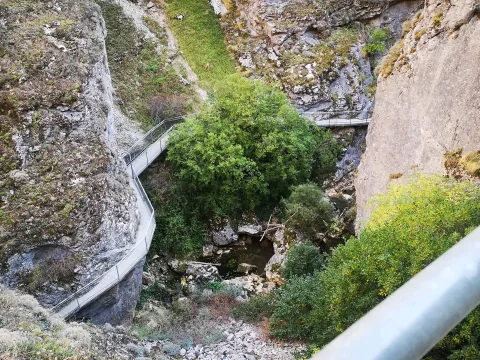 Vista cenital de las pasarelas metálicas y el fondo del cañón del Desfiladero de La Yecla