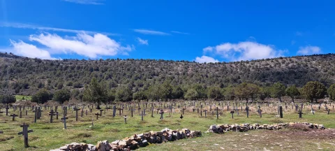 Terreno plagado de cruces impactante para hacer la película del salvaje oeste