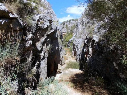 Desfiladero entre rocas