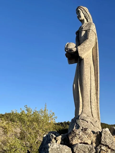 Perfil del monumento de la Virgen de La Peña