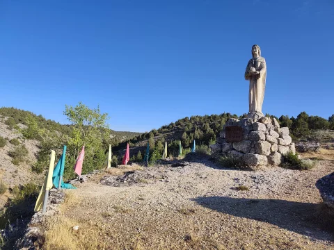 Vista general al monumento de la Virgen de La Peña