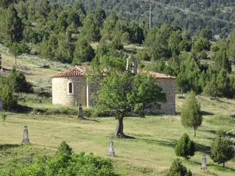 Ermita escondida entre la naturaleza