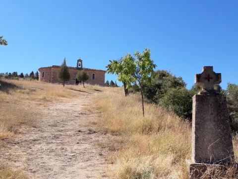 Ermita vista desde abajo en el camino