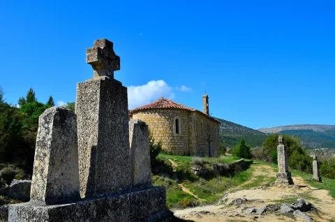 Imagen artística de la ermita rodeada de cruces de piedra