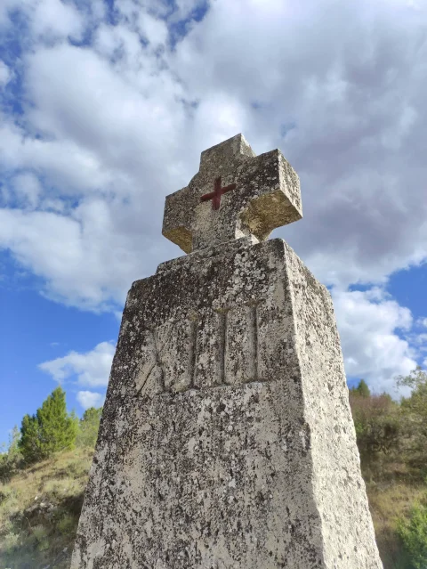 Impactante Cruz de piedra del siglo XII