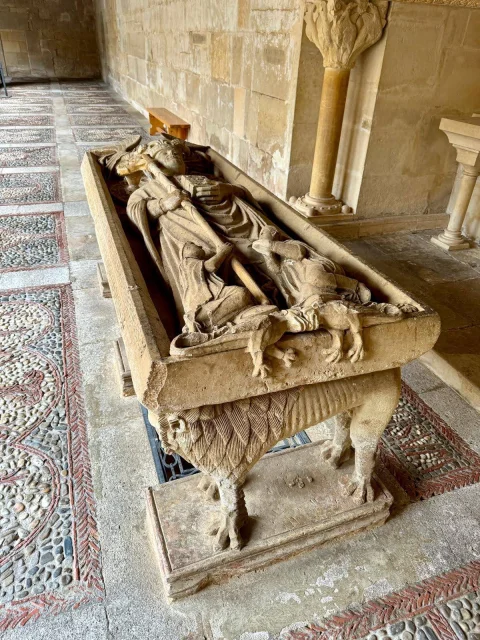 Sepulcro románico primitivo de Santo Domingo de Silos (Sarcófago de los leones)