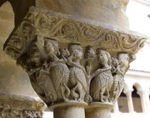 Capiteles de las Arpías del Claustro
