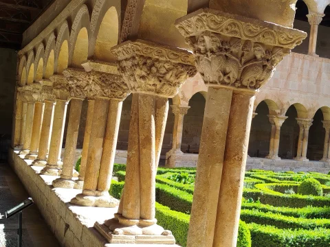 Famosas columnas entrelazadastorsas (columnas helicoidales cuádruples)