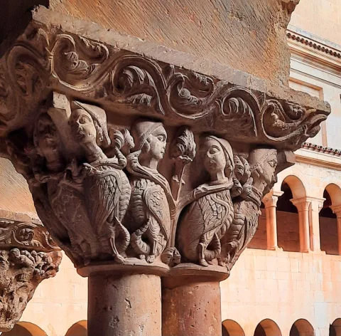 Otra vista de los Capiteles de las Arpías del Claustro