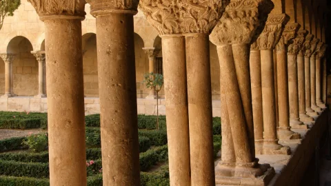 Columnas Torsas y Capiteles de las Arpías del Claustro