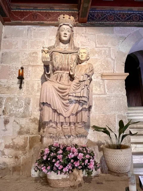 Vista frontal de la escultura de la Virgen de Marzo
