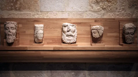 Cabezas Esculpidas en Piedra