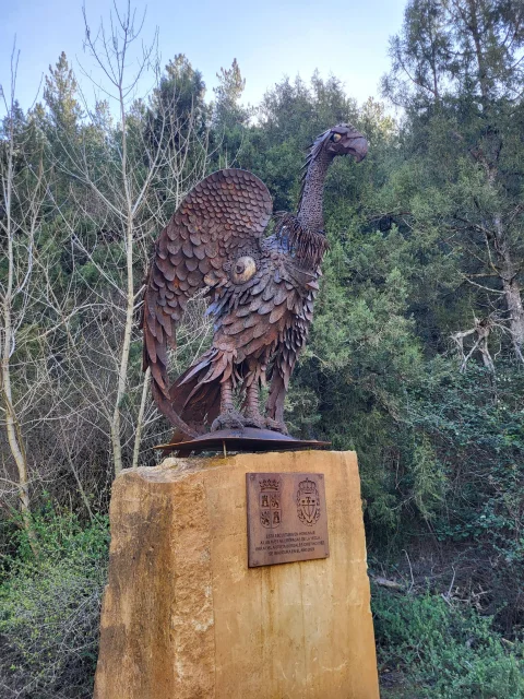 Escultura de buitre leonado de Cristino Díez en el Desfiladero de La Yecla