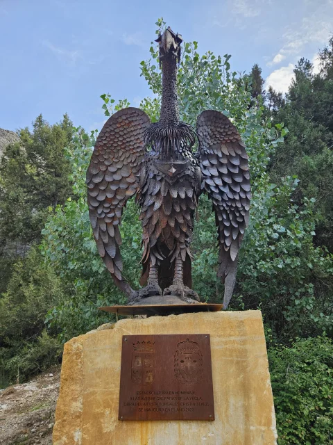 Vista frontal monumento al buitre leonado de Cristino Díez en el Desfiladero de La Yecla