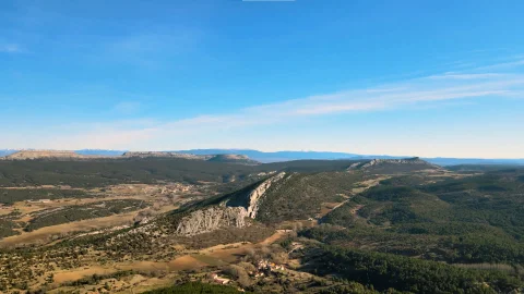 Panorámica aérea de Peña Cervera con el valle de Santo Domingo de Silos y la Sierra de la Demanda al fondo