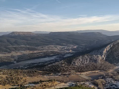 Panorámica del valle de Santo Domingo de Silos y relieves del Parque Natural Sabinares del Arlanza desde Peña Cervera