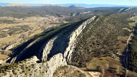 Vista aérea de la cresta rocosa de Peña Cervera y el valle de Santo Domingo de Silos