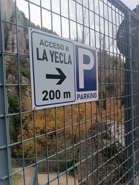 Aparcamiento a sólo 200 metros de La Yecla