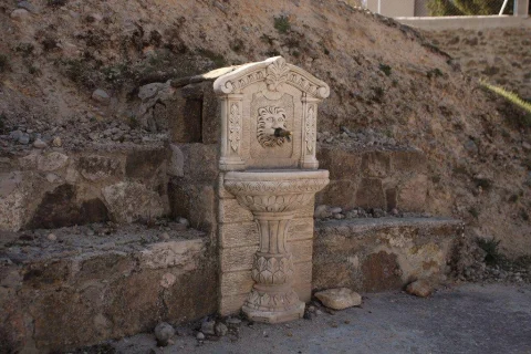 Bonita Fuente del León en la aldea