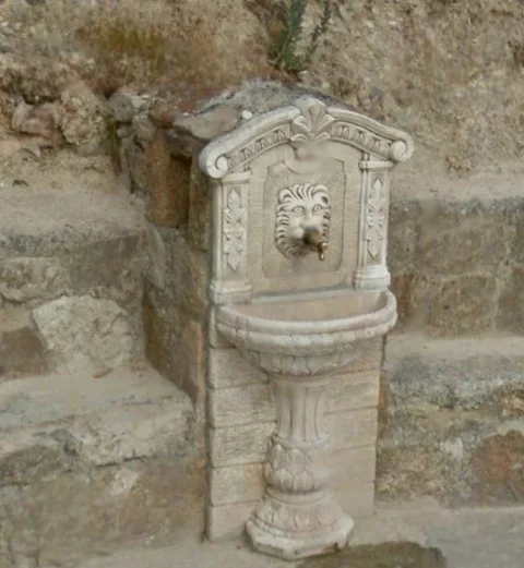 Fuente del León vista cerca de frente
